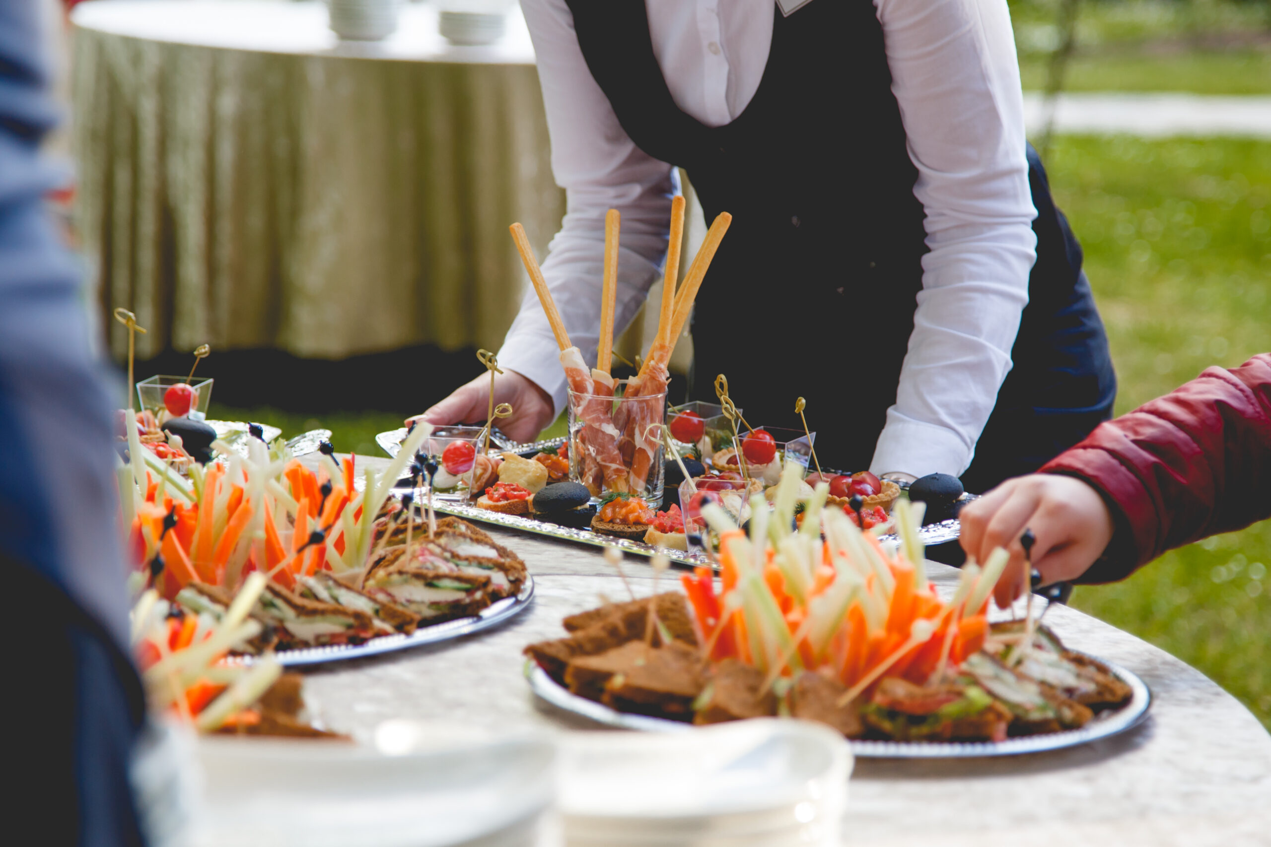 The waiter puts snacks on a buffet Eventos Corporativos